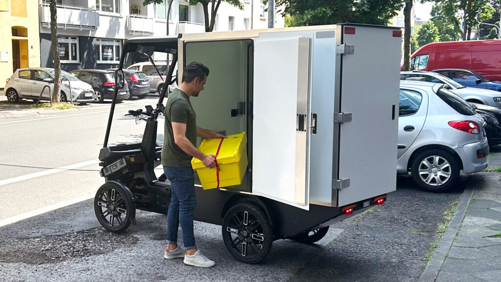 SSI SCHÄFER Plastics SECON Gefahrgutbehälter KMB in pickshare Fahrzeug